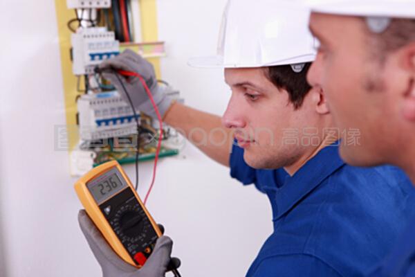兩名技術工程師協(xié)同檢查電氣與機械設備 專業(yè)流程與重要性